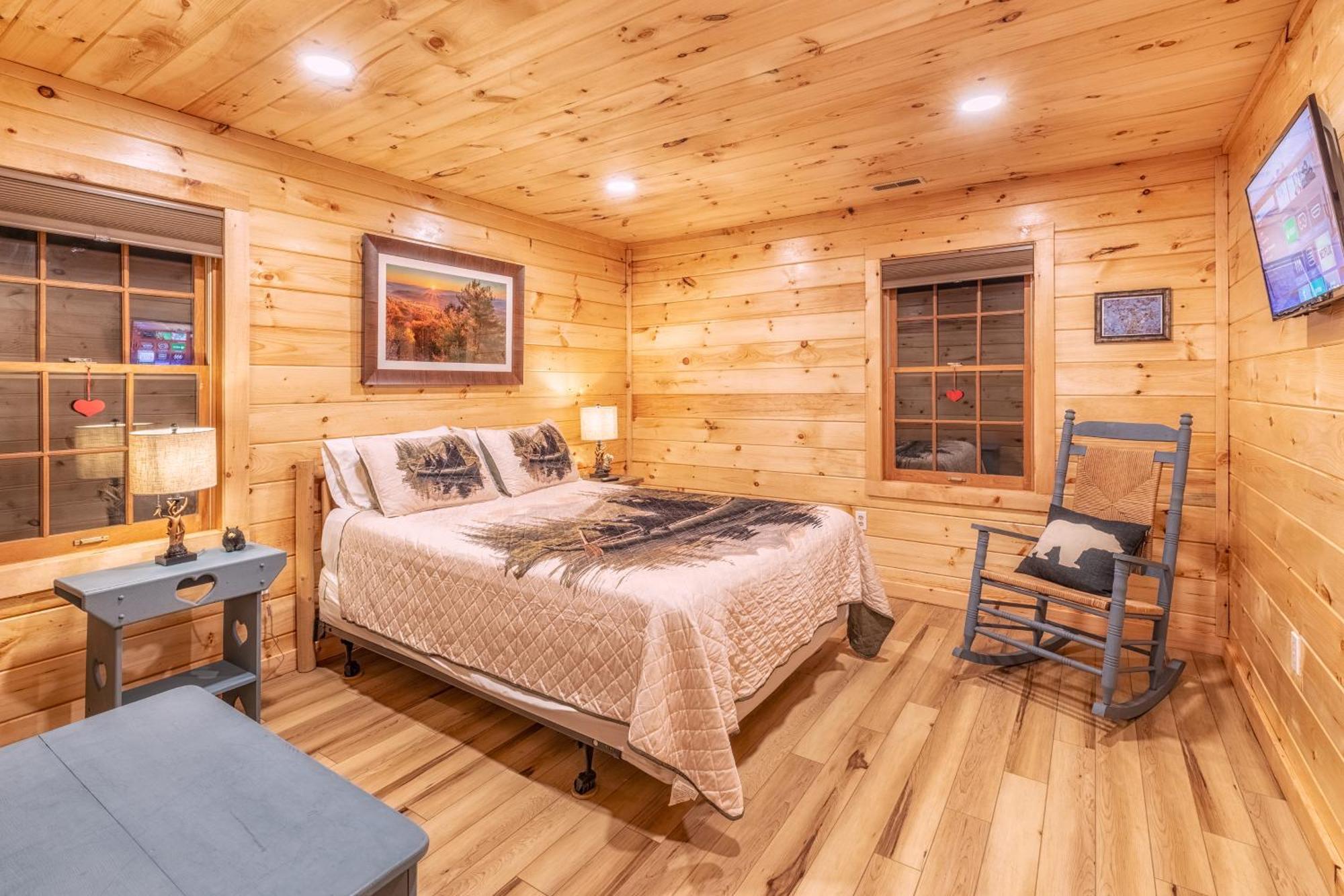 Real Log Cabin With Amazing Views, Hot Tub, Sauna, Games Gatlinburg Eksteriør billede